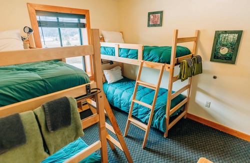 Bretton Woods Hotel | Crawford Notch, Free Hiker Breakfast, Gear Library, Hiker Shuttle, Shared Bath
