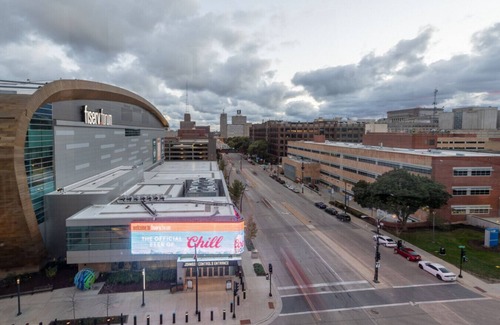 Marquette Apartment | Cream City 2BR Apt - Just 3 Blocks to Fiserv with Gym and Parking