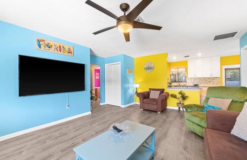 South Venice House | Creative Coastal Cottage - 5 min to beach