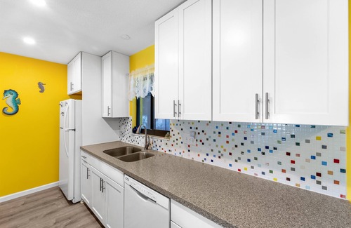 South Venice House | Creative Coastal Cottage - 5 min to beach