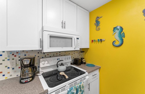South Venice House | Creative Coastal Cottage - 5 min to beach
