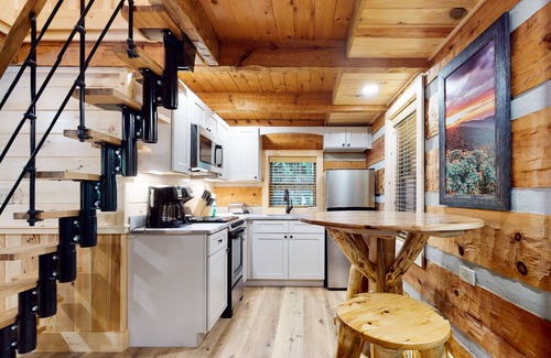 Gatlinburg - Pigeon Forge Cabin | Creek-front home w/firepit, fireplace, forest setting - free attraction tickets