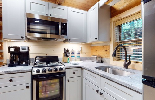 Gatlinburg - Pigeon Forge Cabin | Creek-front home w/firepit, fireplace, forest setting - free attraction tickets