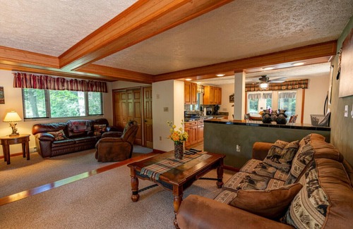 Confluence Apartment | Creek Haven · Stunning Creekside Cottage w/Hot Tub Minutes to Yough Lake, Ohiopyle
