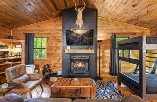 Rocky Grove House | Creekside - 7 Min to Park 20 Min to Gatlinburg