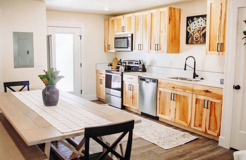 McCammon House | Creekside Cabin Magnolia-stay w views near Lava!