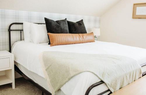 McCammon House | Creekside Cabin Magnolia-stay w views near Lava