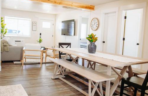McCammon House | Creekside Cabin Magnolia-stay w views near Lava