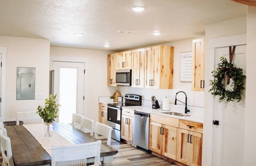 McCammon House | Creekside Cabin-Willow, stay with views & near Lava!