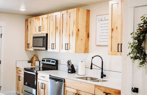 McCammon House | Creekside Cabin-Willow, stay with views & near Lava!