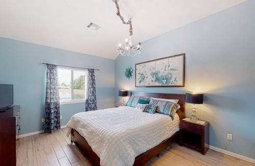 Conroe House | Creekside Cottage | House in Conroe