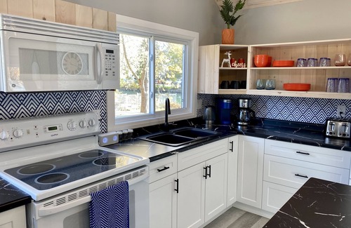 Kingsville Cottage | Creekside Cottage - Waterfront Retreat with Kayaks, Fishing & Game Room