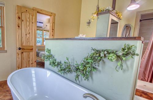 Moab Hotel | Creekside Cowa-Bungalow!