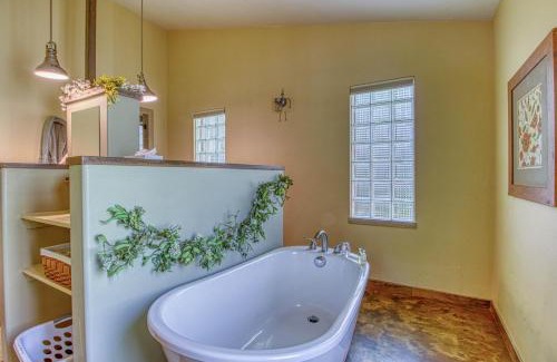 Moab Hotel | Creekside Cowa-Bungalow!