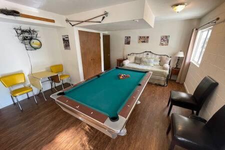 Oakhurst House | Creekside Dream Game Room Sleeps 12 bbq near town