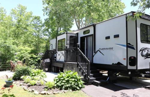 Gatlinburg - Pigeon Forge House | Creekside Glamping Resort- Fishing Pond, Mini Golf, Game Room, Pet Friendly