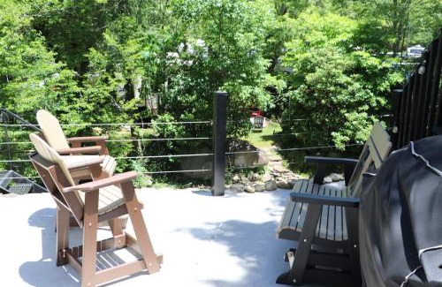 Gatlinburg - Pigeon Forge House | Creekside Glamping Resort- Fishing Pond, Mini Golf, Game Room, Pet Friendly
