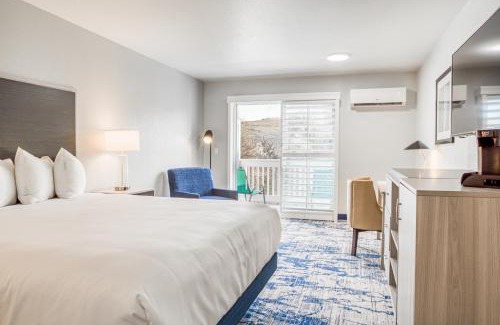 Cambria Hotel | Creekside Inn Downtown