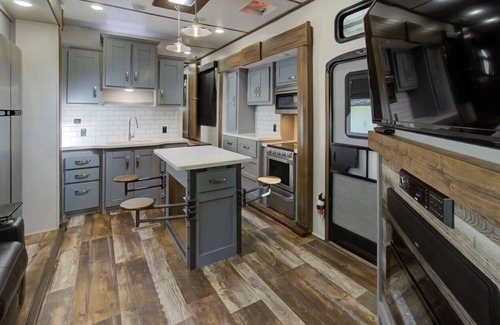 Gatlinburg - Pigeon Forge House | Creekside Luxury Outdoor Experience close to Downtown Gatlinburg & Dollywood