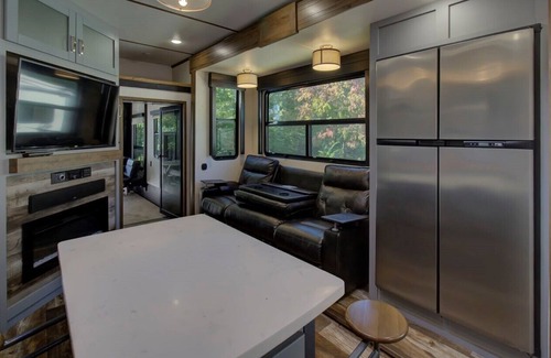 Gatlinburg - Pigeon Forge House | Creekside Luxury Outdoor Experience close to Downtown Gatlinburg & Dollywood