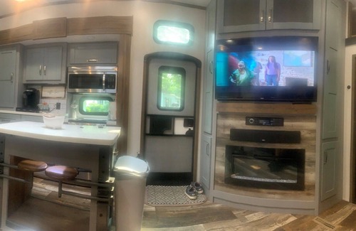 Gatlinburg - Pigeon Forge House | Creekside Luxury Outdoor Experience close to Downtown Gatlinburg & Dollywood