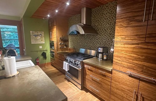 Bozeman House | Creekside setting right near downtown and Bogert Park