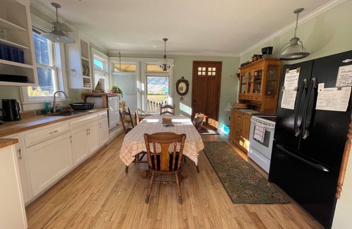 Silverton House | Creekside Side Pet Friendly Retreat