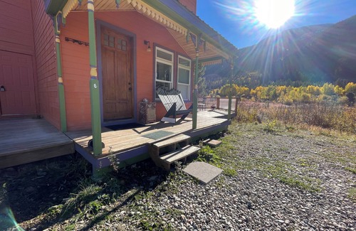 Silverton House | Creekside Side Pet Friendly Retreat