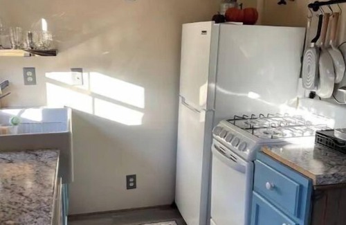 Tiger House | Creekside tiny villa, Fenced, dog friendly, 3 miles to Clayton