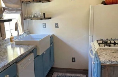 Tiger House | Creekside tiny villa, Fenced, dog friendly, 3 miles to Clayton