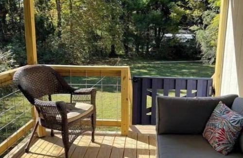 Tiger House | Creekside tiny villa, Fenced, dog friendly, 3 miles to Clayton