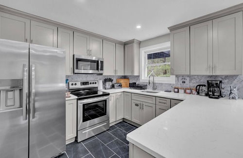 Albrightsville Ski Chalet | CreeksideChalet LakeviewHOT TUB/GameRoom/FirePit/Kid Friendly - Pet Friendly