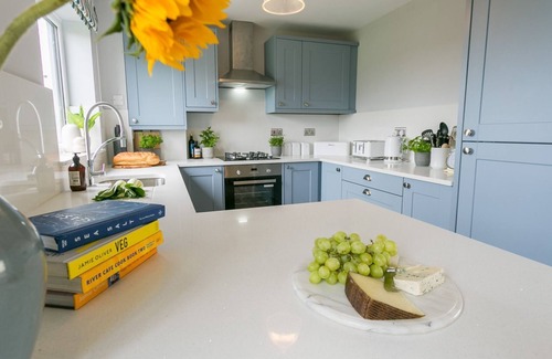 Trearddur Bay Cottage | Cregyn Mor - a coastal that sleeps 6 guests in 3 bedrooms