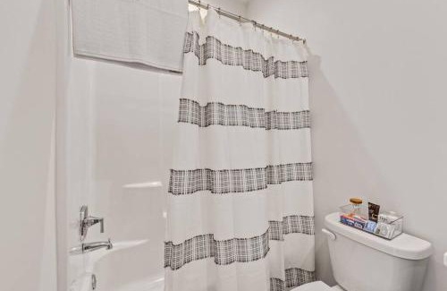 Lafayette Apartment | Creole House/KING bed/Relax in Cajun Comfort!