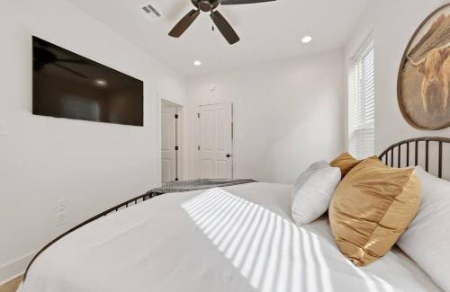 Lafayette Apartment | Creole House/KING bed/Relax in Cajun Comfort!