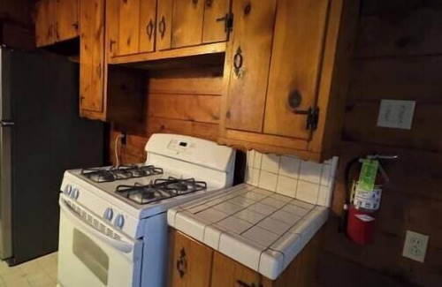 Crestline Apartment | Crest Lodge Historic Mountain Inn - Big bear
