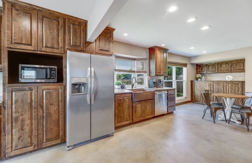 North Buttercup Creek House | 'Crested Oak'-Hot tub! Fire Pit! Game Room! Pet Friendly!