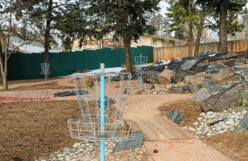 Central Colorado Springs House | Crestgate Den Family Games Frisbee Golf & Views