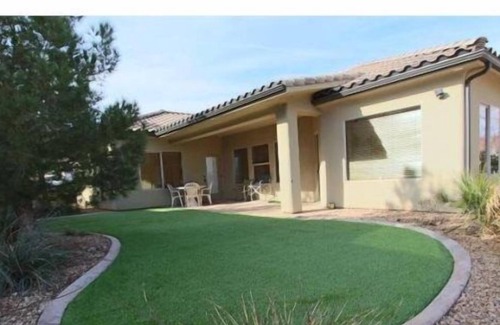St. George House | Crestline | Short-term month-to-month rental