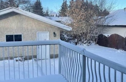Southeast Edmonton House | Crew Furnished 3BDR Home Southeast Edmonton