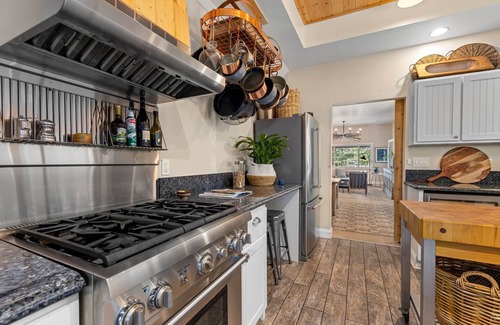 Truckee House | Crimson 4 BR Cabin By Tahoe Getaways - Walk Downtown Truckee - Monthly Rental