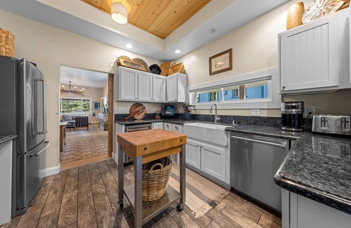 Truckee House | Crimson 4 BR Cabin By Tahoe Getaways - Walk Downtown Truckee - Monthly Rental