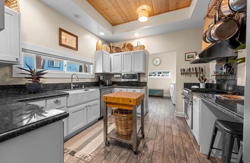 Truckee House | Crimson 4 BR Cabin By Tahoe Getaways - Walk Downtown Truckee - Monthly Rental