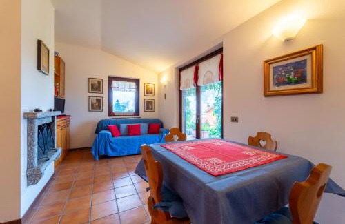 Civenna Apartment | Crimson Apartment by Wonderful Italy
