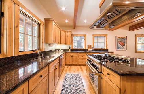 Truckee House | Crossroads Luxury 5BR By Tahoe Getaways - MONTHLY Rental in Truckee, Hot Tub