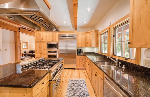 Truckee House | Crossroads Luxury 5BR By Tahoe Getaways - MONTHLY Rental in Truckee, Hot Tub
