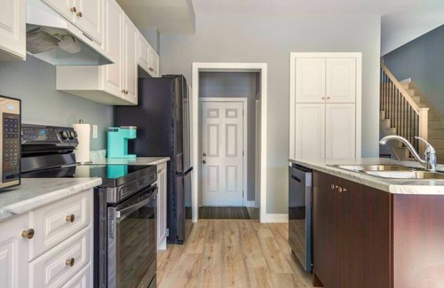The Blue Mountains House | Crosswinds Haven: 3BDR Backing onto Blue Mountain