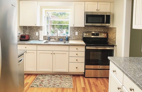 Croton-on-Hudson House | Croton Calm Retreat! 3-bedroom house withe hot tub in Croton-on-Hudson.