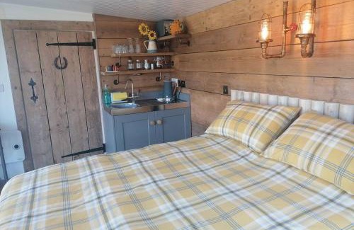 Trowbridge Apartment | Crown Cabin Wiltshire near Longleat and Bath