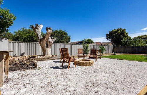 Dubbo House | Crown Comforts - Family Escape, Firepit